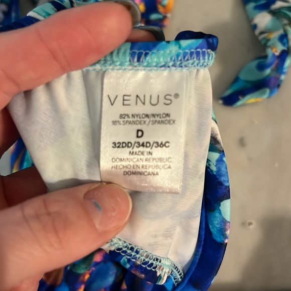 Bikini - Picture 2 of 3